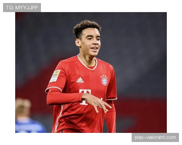 拜仁赛前训练课：穆夏拉出现在右路分组对抗，或尝试新位置